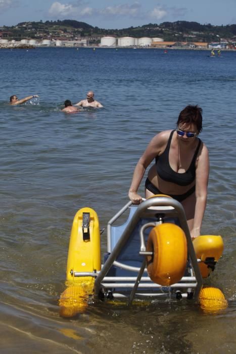 Servicio de baños en la playa de Poniente para personas con discapacidad