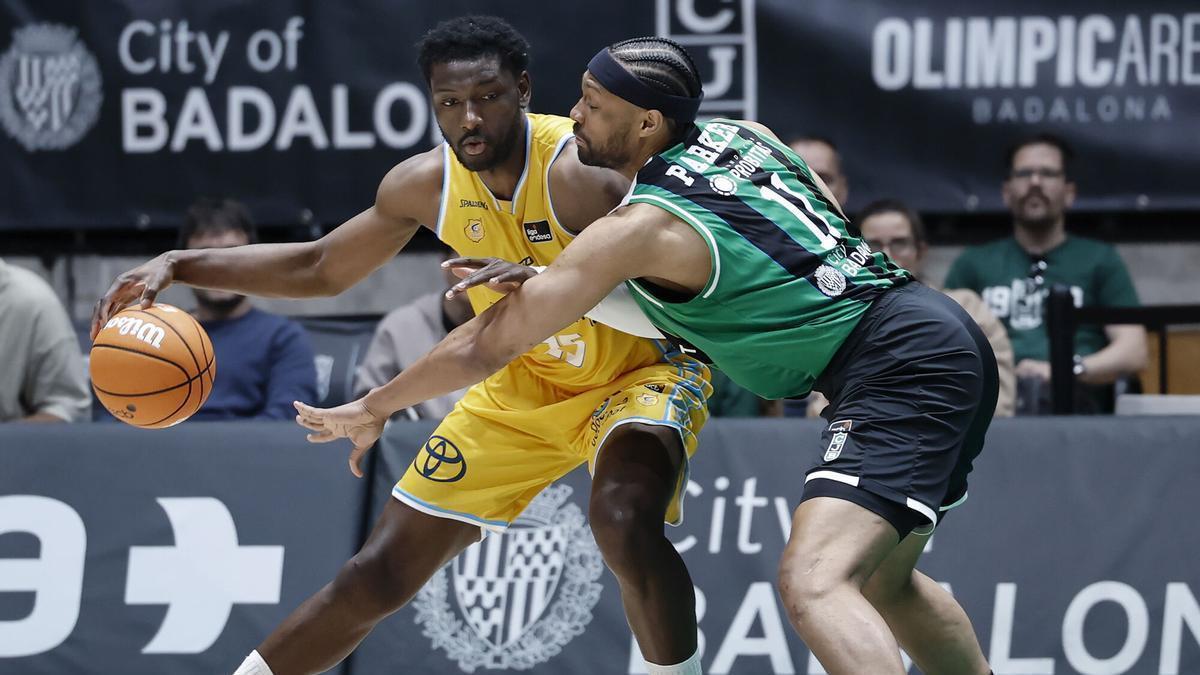 Jabari Parker, en una acciòn defensiva ante el Gran Canaria