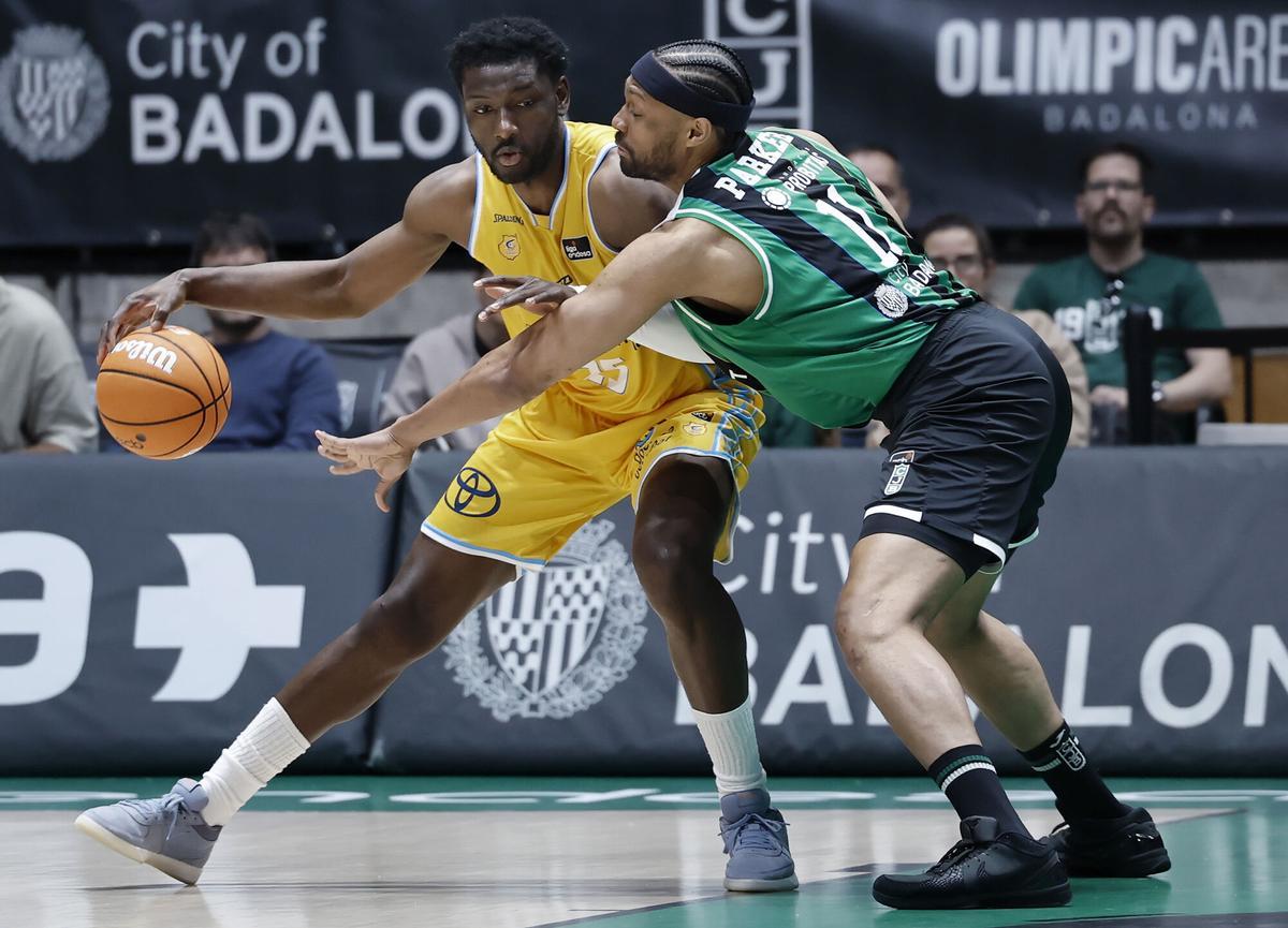Jabari Parker, en una acciòn defensiva ante el Gran Canaria
