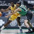Jabari Parker, en una acciòn defensiva ante el Gran Canaria