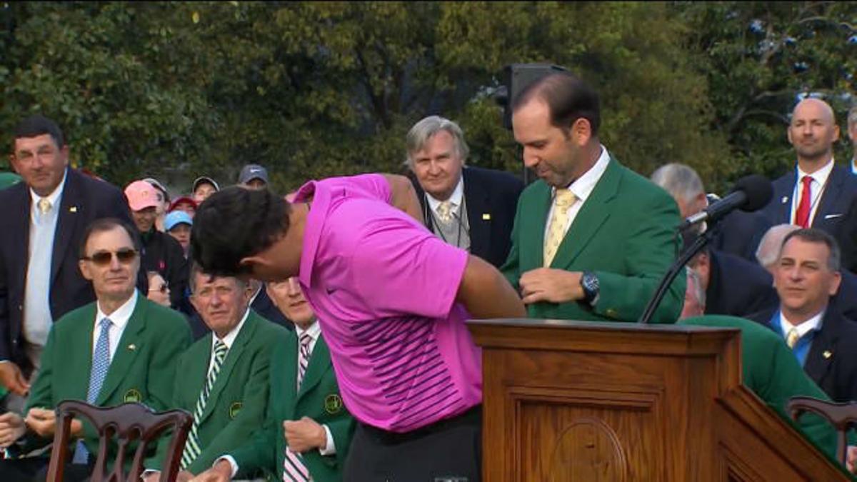 Sergio García le pone la chaqueta verde a Patrick Reed