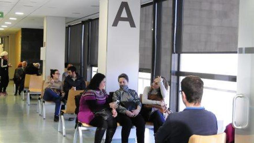 Diverses persones esperant a Urgències de l&#039;hospital Sant Joan de Déu