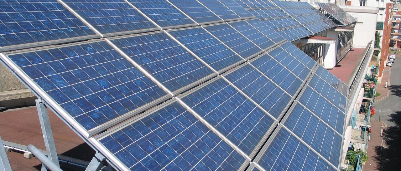 Placas fotovoltaicas colocadas en la terraza de un edificio