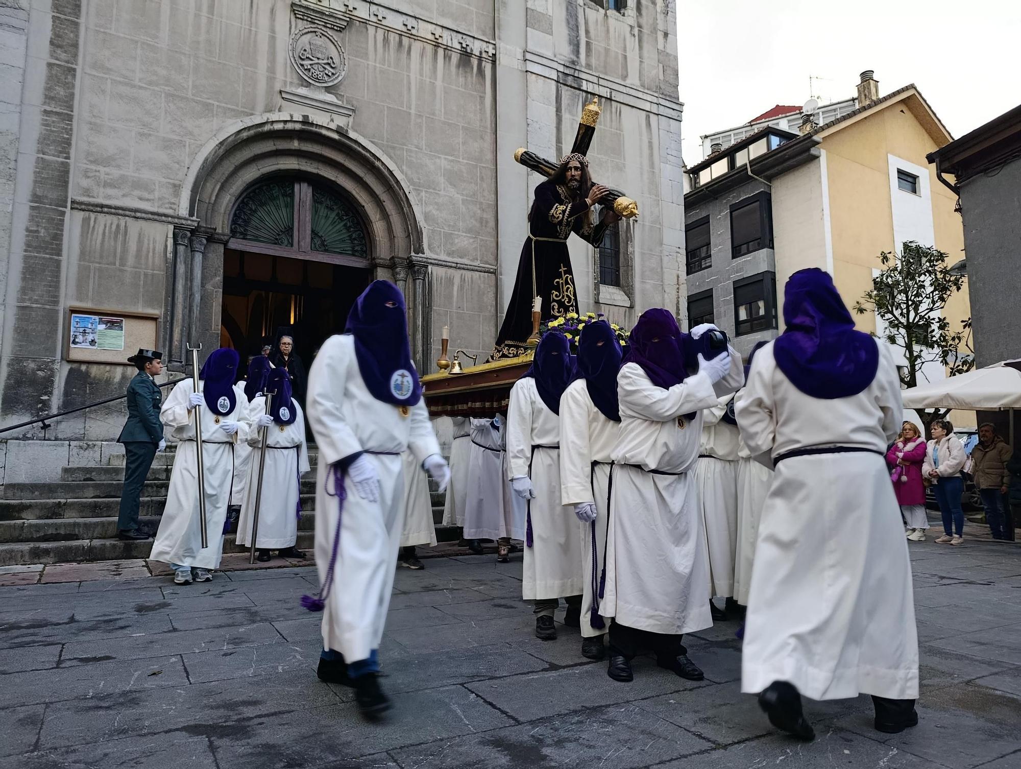 El Nazareno y la Virgen Dolorosa emocionan en Grado