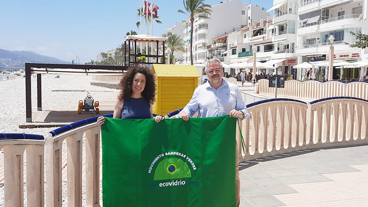 La concejala de Escena Urbana de Altea, Aurora Serrat, y el gerente de zona de Ecovidrio durante la presentacion de la campaña de reciclado del vidrio.