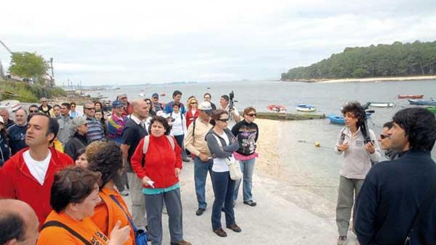 Una de las rutas de senderismo que organiza el Ayuntamiento de Vilagarcía, frente a Cortegada