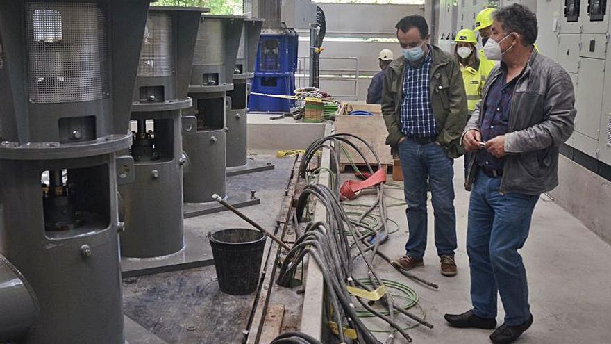 El alcalde y el edil responsable del agua visitan los trabajos.