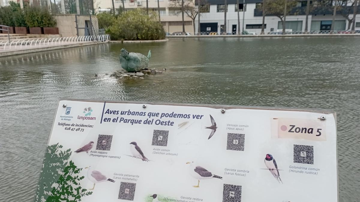Cartel informativo sobre las aves urbanas del Parque del Oeste y al fondo, una de las más de 40 esculturas de Stefan von Reiswitz.