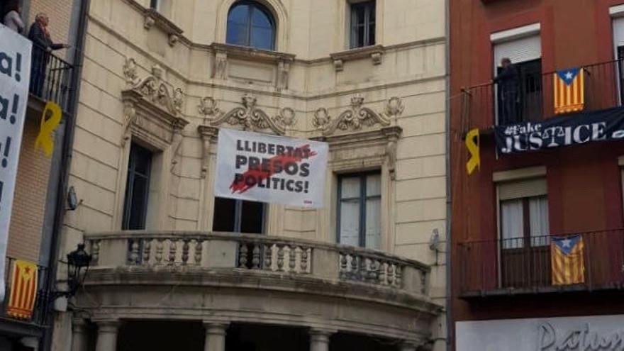 El cartell a favor de la llibertat dels presos, de nou, a l&#039;Ajuntament de Berga.