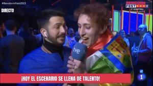 El reporter de TVE Javier Erro, assetjat en directe per una persona del públic en el ‘Benidorm Fest’