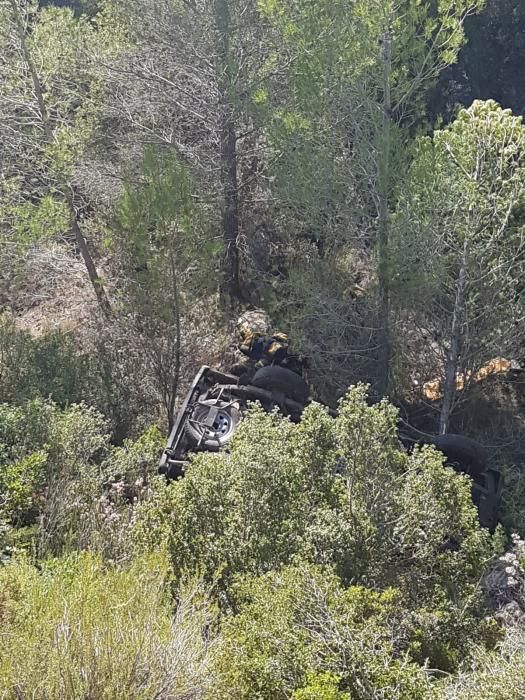 Dos fallecidos al despeñarse un coche por un barranco en Beniarrés