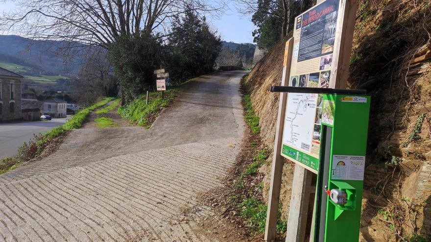 La senda del ferrocarril, en San Tirso de Abres, estrena estación para la reparación de bicicletas