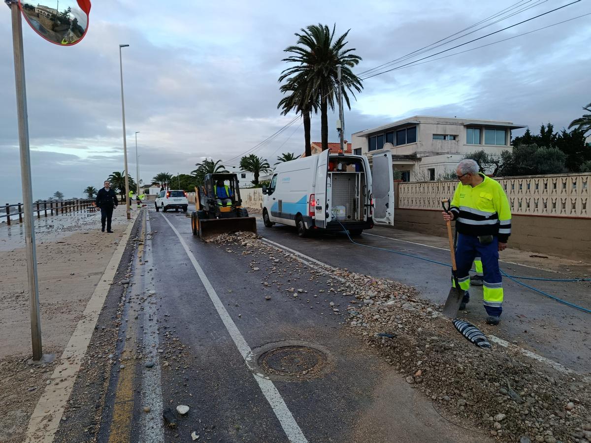 Los operarios trabajan en Vinaròs en la limpieza viaria
