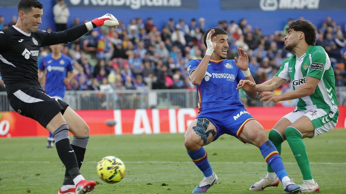 David Soria (despeja un ataque durante el partido de LaLiga entre el Getafe y el Betis, este domingo en el Coliseum