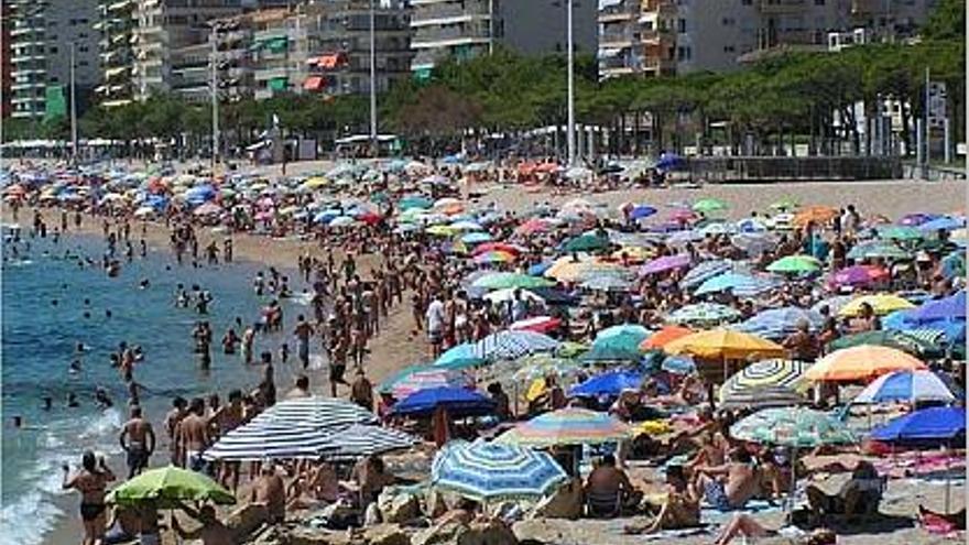 Temperatures Massiva afluència de gent a les platges gironines