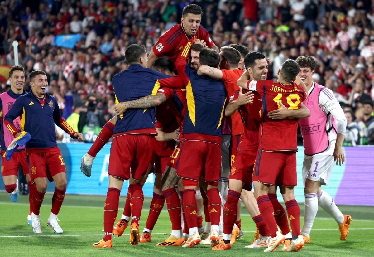 Los jugadores de la selección española celebran el triunfo logrado en la Nations League.
