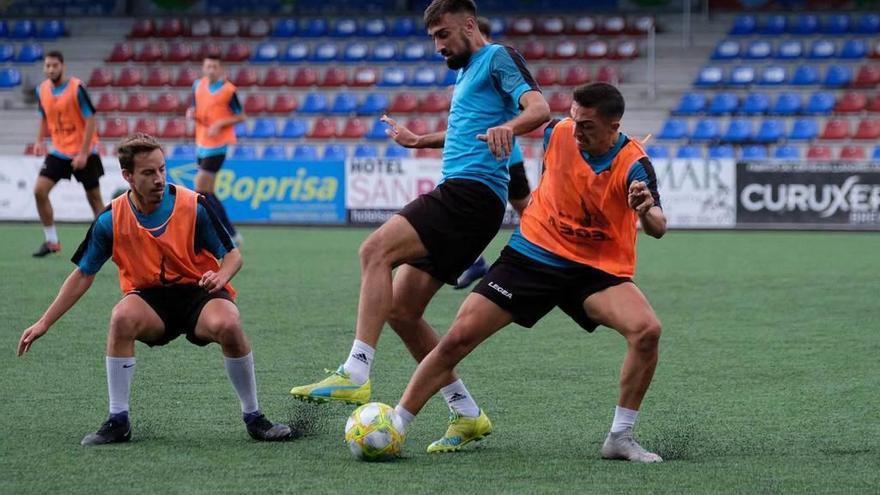 Carracedo y Pedro Montero luchan por un balón durante un entrenamiento en el Nuevo Ganzábal.