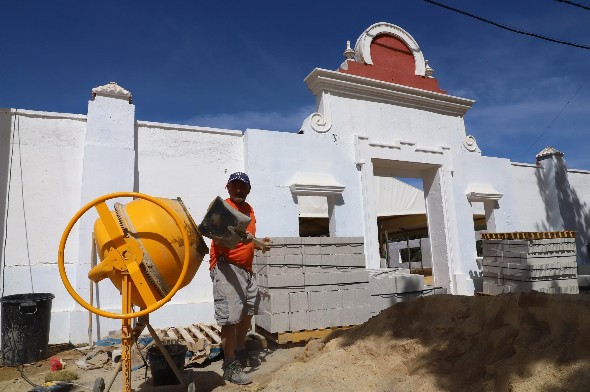 El montaje de las casetas de Feria en imágenes