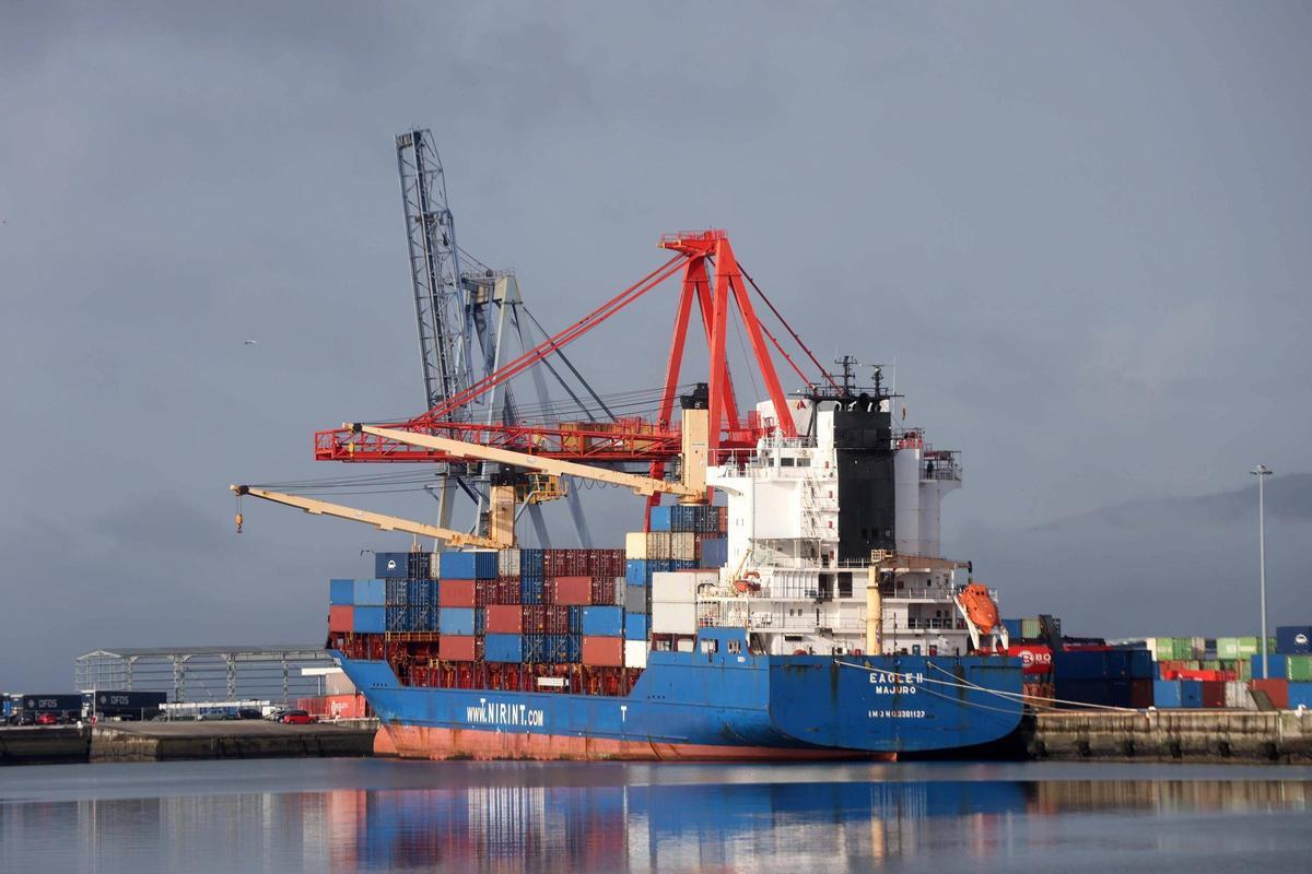 Descarga de un barco cargado de contenedores en una de las dársenas de Vilagarcía.