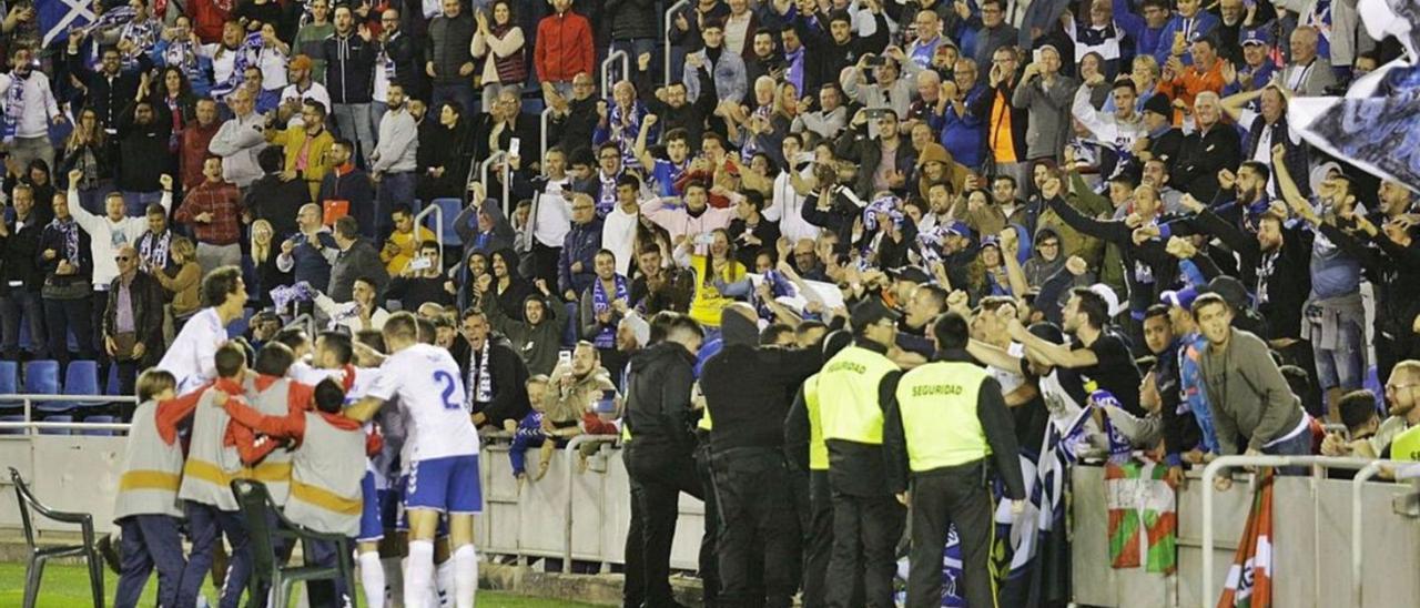 Los jugadores del Tenerife celebran un gol ante el Athletic en la eliminatoria copera de 2020. | | E.D.