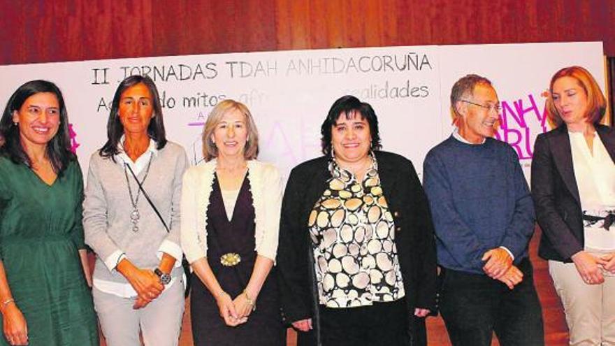 Representantes de AnhidaCoruña con Felipa Jove y algunos ponentes, ayer, en la clausura. / la opinión