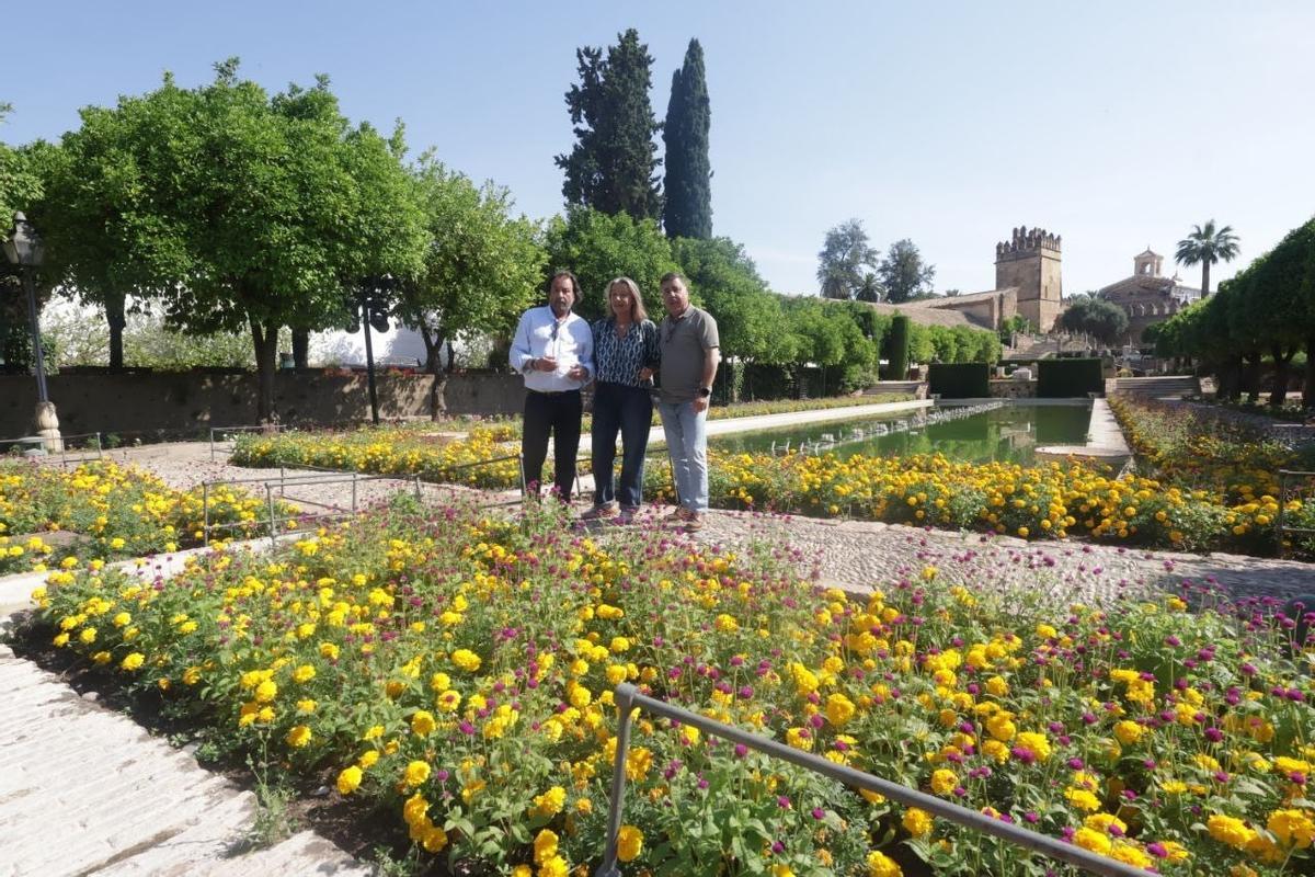 Daniel García-Ibarrola, Isabel Albás y Miguel Ruiz Madruga, en los Jardines del Alcázar de los Reyes Cristianos de Córdoba.