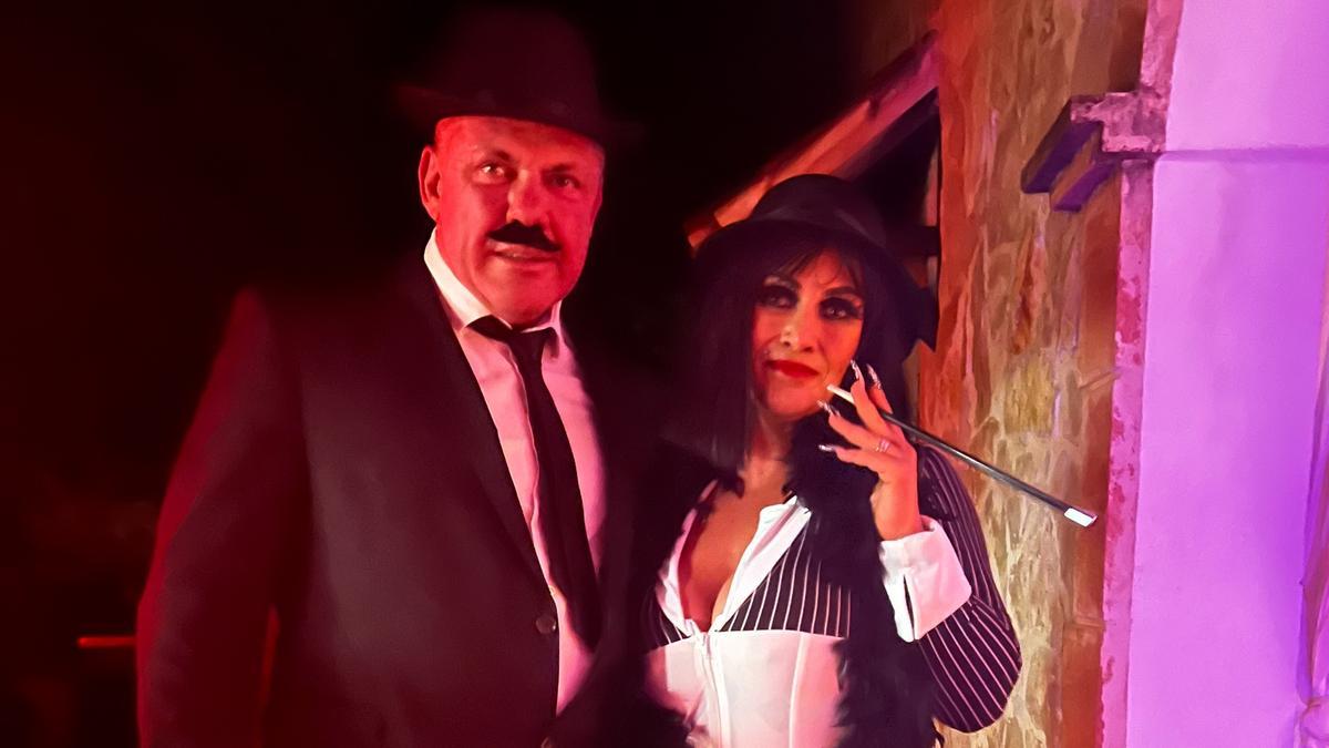 Caro und Andreas Robens bei der Halloweenparty von Claudia Runggadier.