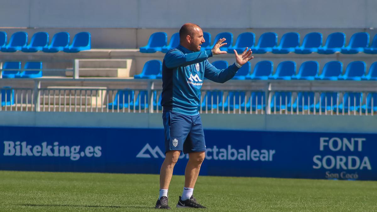 Tato García, entrenador del Atlético Baleares, da instrucciones a sus jugadores