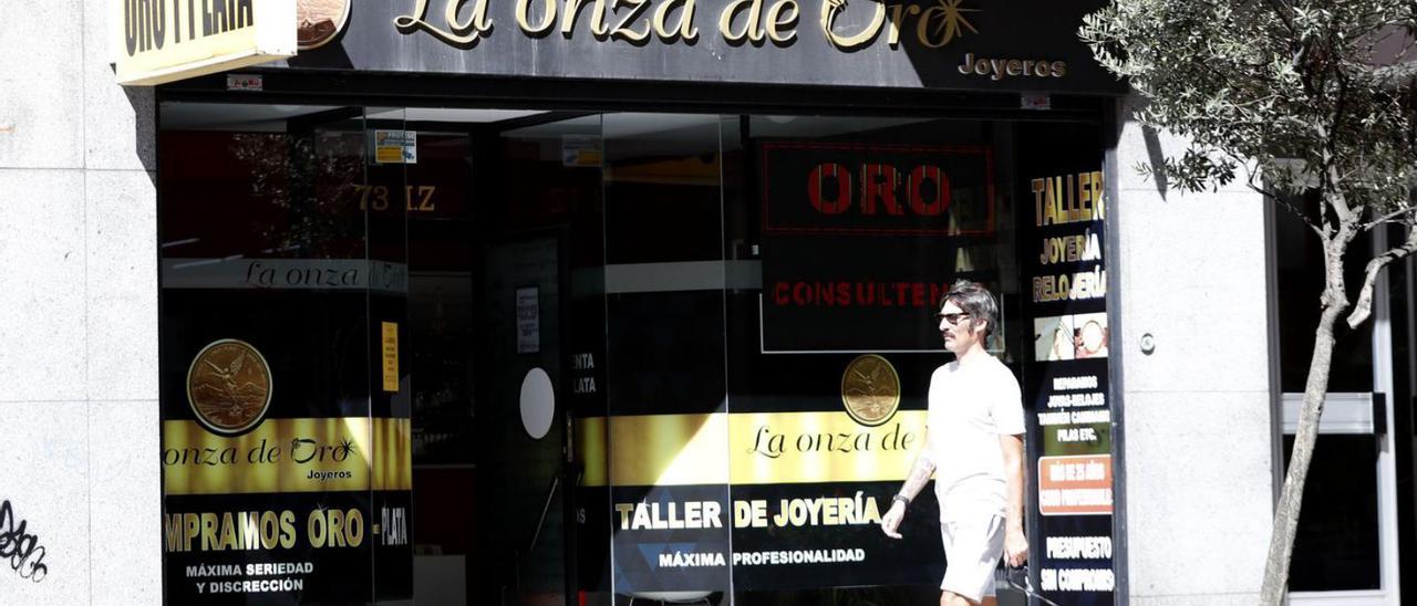 Los empeños de oro crecen por la crisis pero en verano baja su compraventa  - Faro de Vigo
