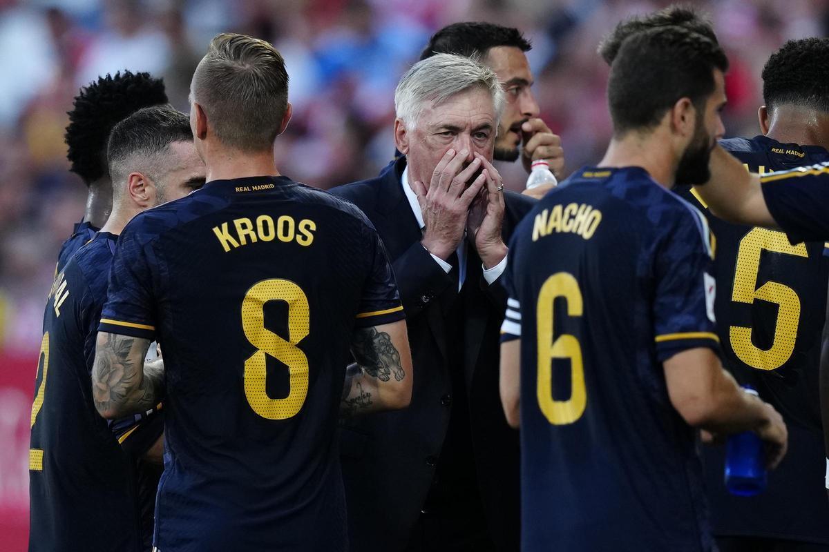 Ancelotti da instrucciones durante el Girona-Real Madrid.