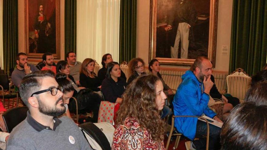 Participantes en las lanzaderas de empleo, ayer, en el Ayuntamiento.