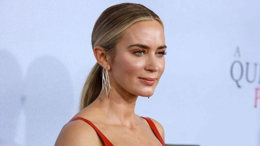 Emily Blunt con coleta baja y raya al medio
