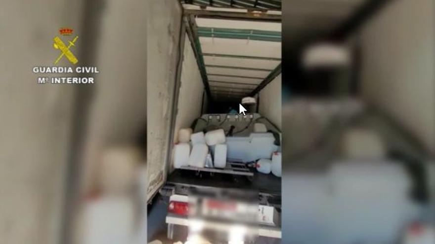 Una de las embarcaciones utilizadas para el transporte de droga, almacenada en un camión