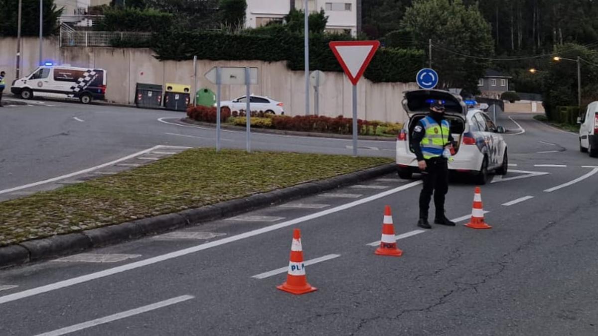 Efectivos de la Policía Local de Poio en una intervención.