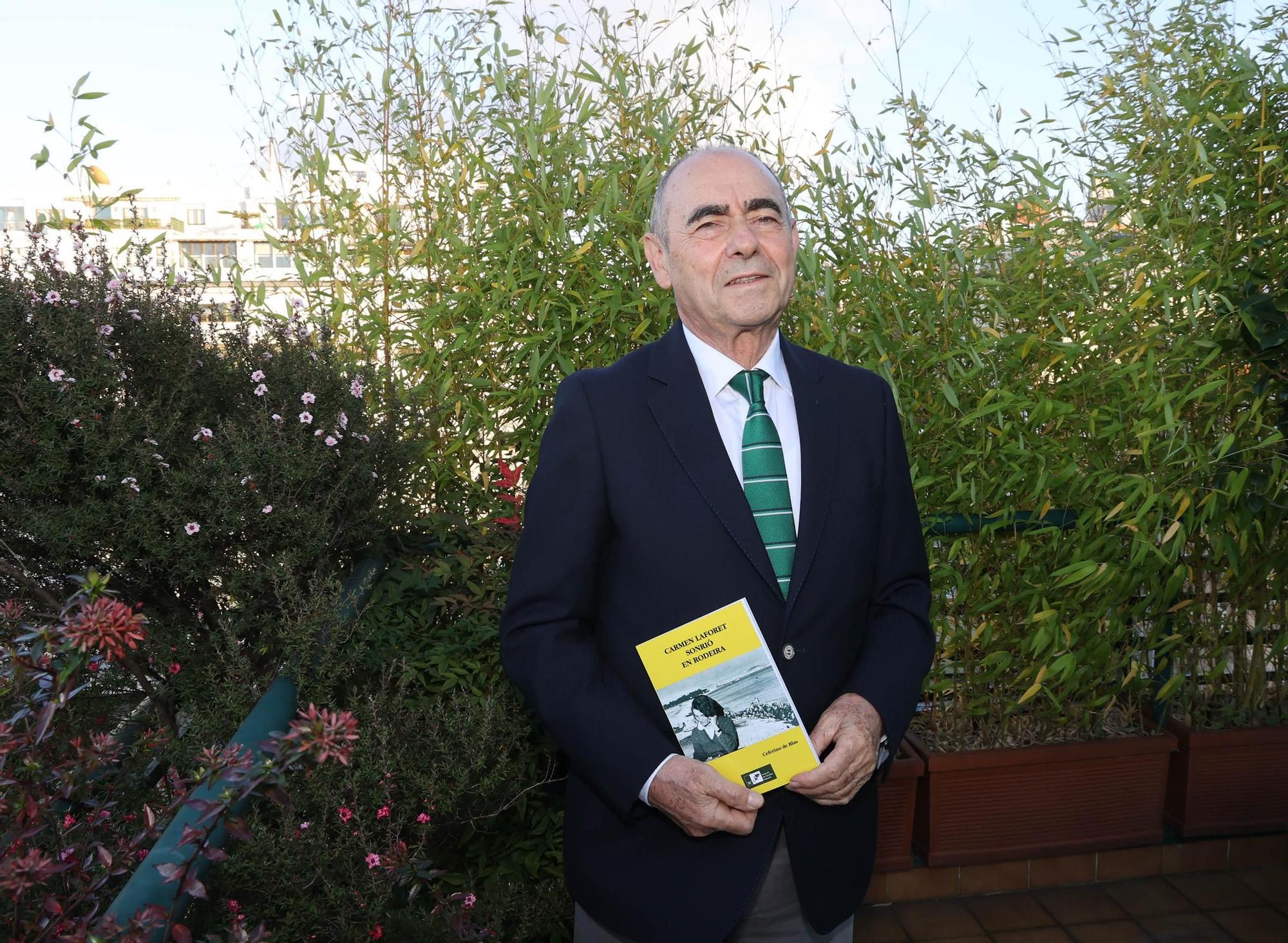 Ceferino de Blas posa con su nuevo libro Carmen Laforet sonrío en Rodeira Alba Villar 2021.jpg