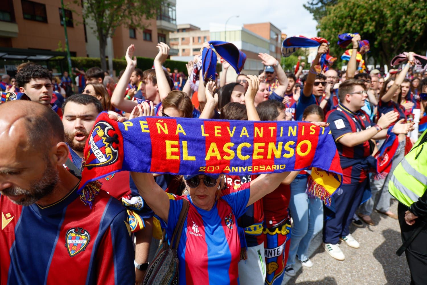 Explosión granota en la llegada del Levante UD a El Plantío