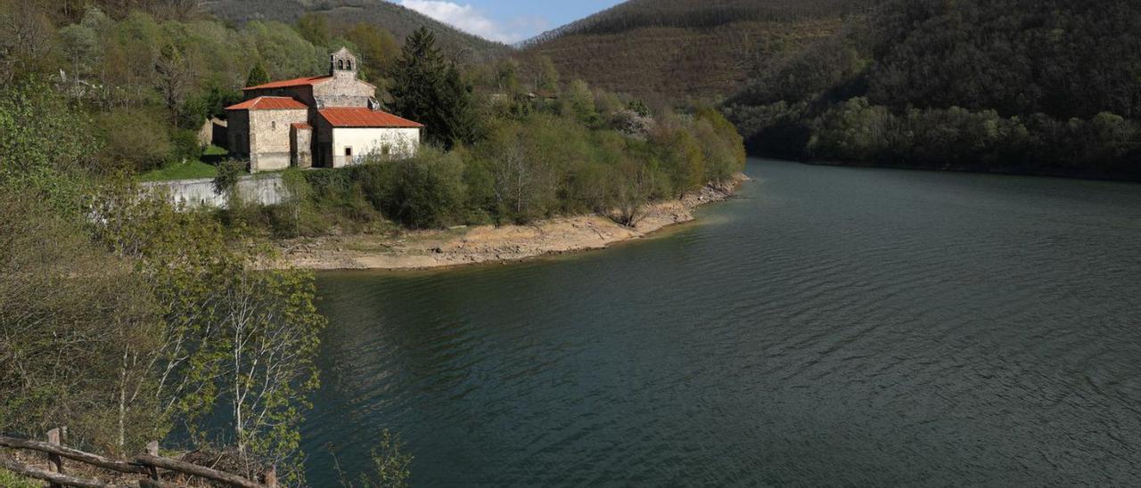 El embalse de Tanes y la Colegiata de Santa María la Real. | LNE