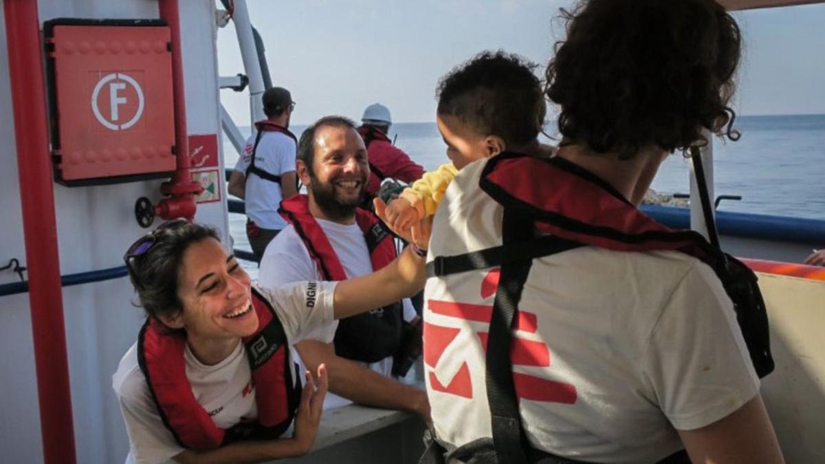 La médico María José Herrero, acaricia a un bebé rescatado en el Mediterráneo por el barco `Dignity 1¿, de Médicos Sin Fronteras.