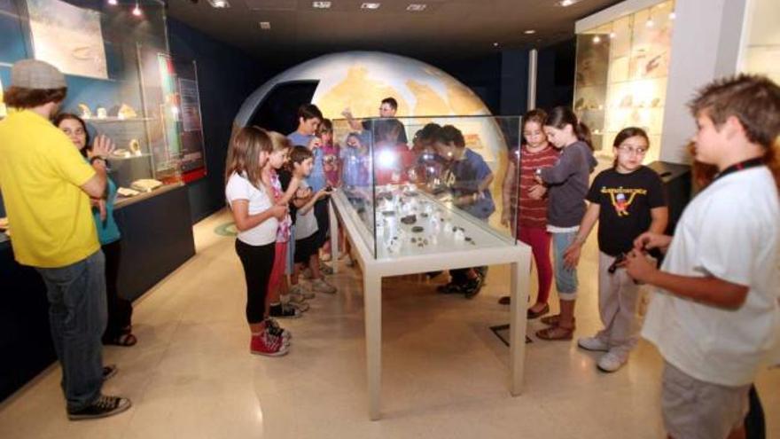 Los menores pasaron toda la noche del viernes en el Museo Paleontológico.