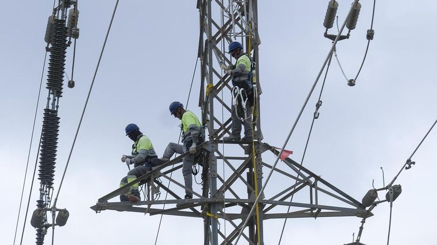 It is urgent to expedite the electrical renewal in Gran Canaria, Tenerife and Fuerteventura