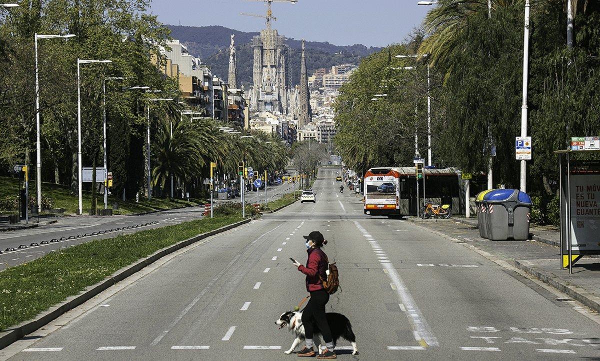 La calle de la Marina de Barcelona, con la Sagrada Família al fondo y prácticamente desierta, el pasado 28 de marzo.