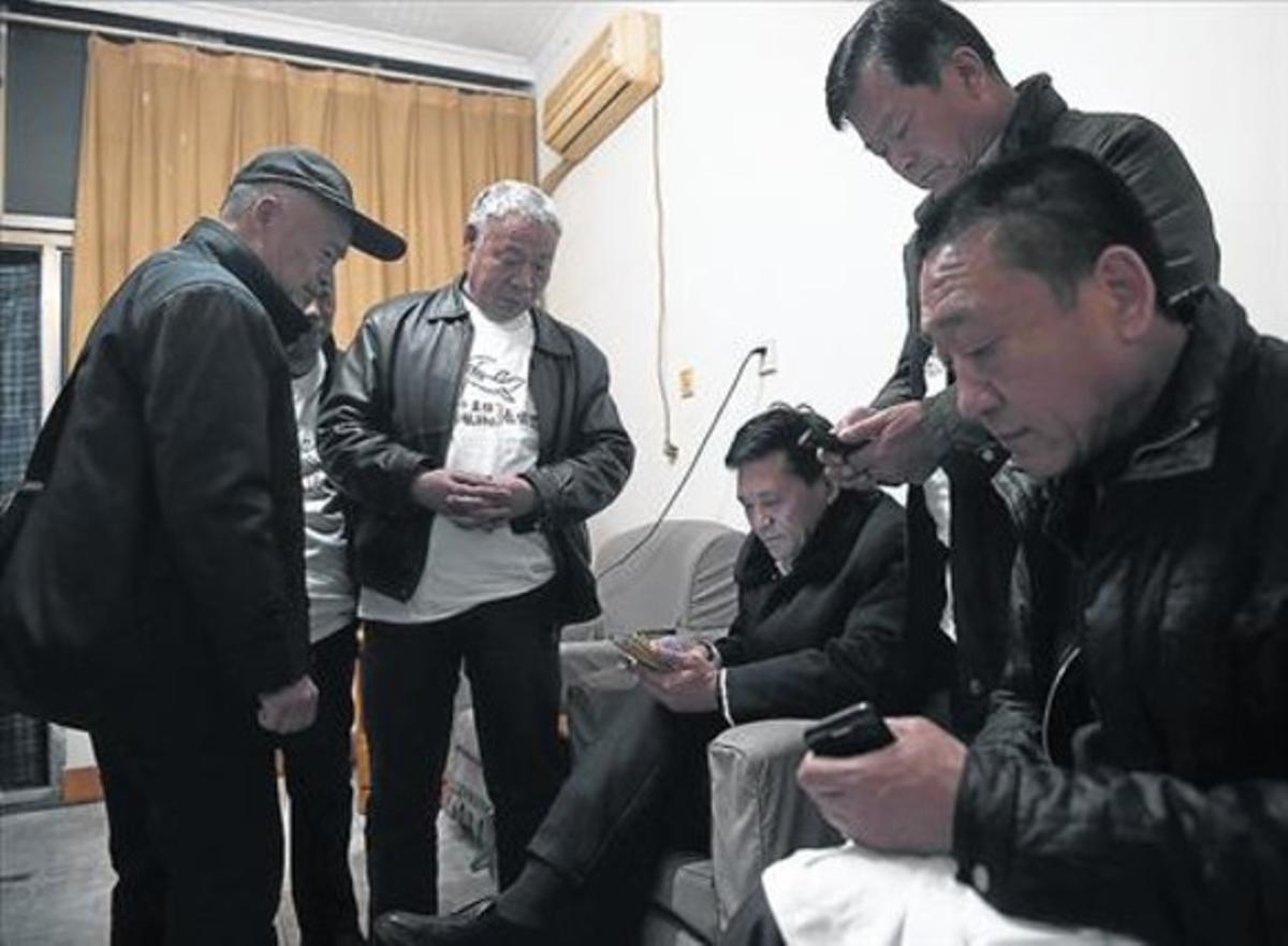 Sense notícies 8 Familiars de les víctimes de l’avió ahir en un apartament a Pequín.