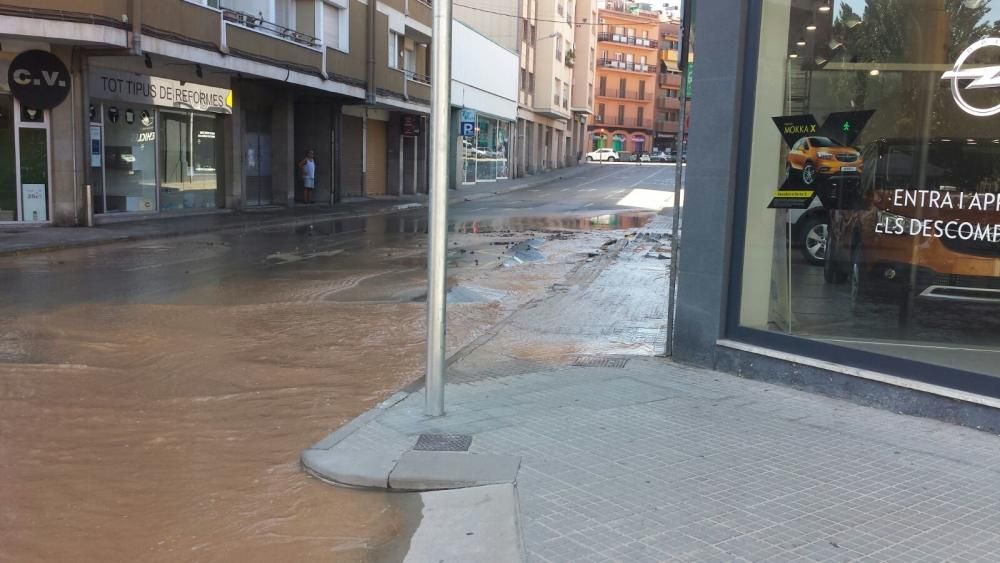 Policia local i tècnics d'Aigües de Manresa s'han desplaçat aquesta tarda a la cruïlla dels carrers de Sant Cristòfol i de Sant Joan d'en Coll de la capital del Bages per aturar una fuita d'aigua que