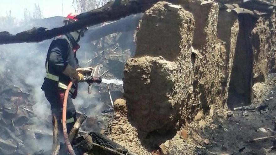 Un bombero trabajando en la extinción del fuego.