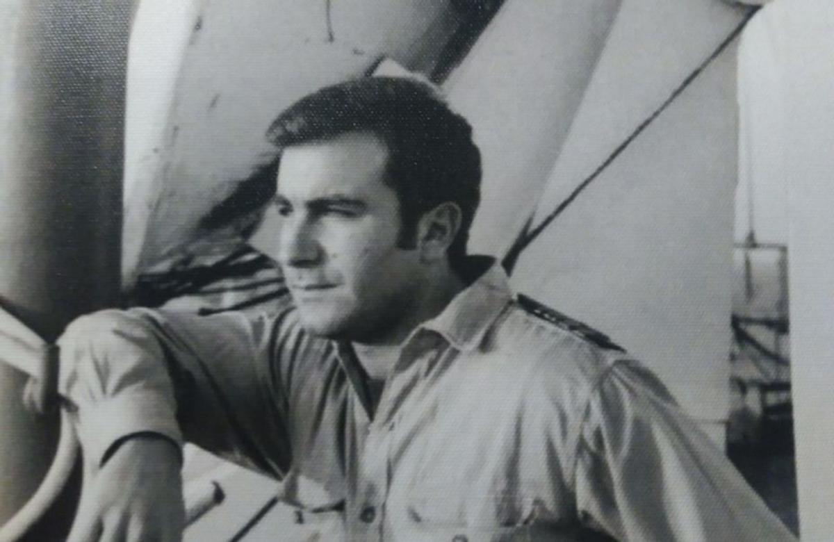 José Ángel de Martino, junto al ancla extraída en un dragado para ampliar Ebhisa, en su casa en Somió. |