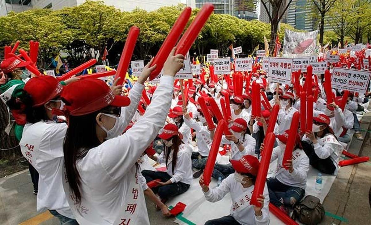 Unes prostitutes es manifesten aquest dimecres a prop del Parlament sud-coreà a Seül contra una recent llei antiprostitució.