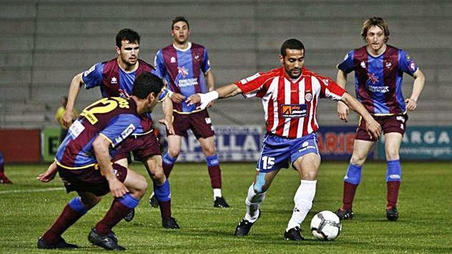Moha protegeix la pilota envoltat de rivals en un Girona-Llevant de la temporada 09/10.