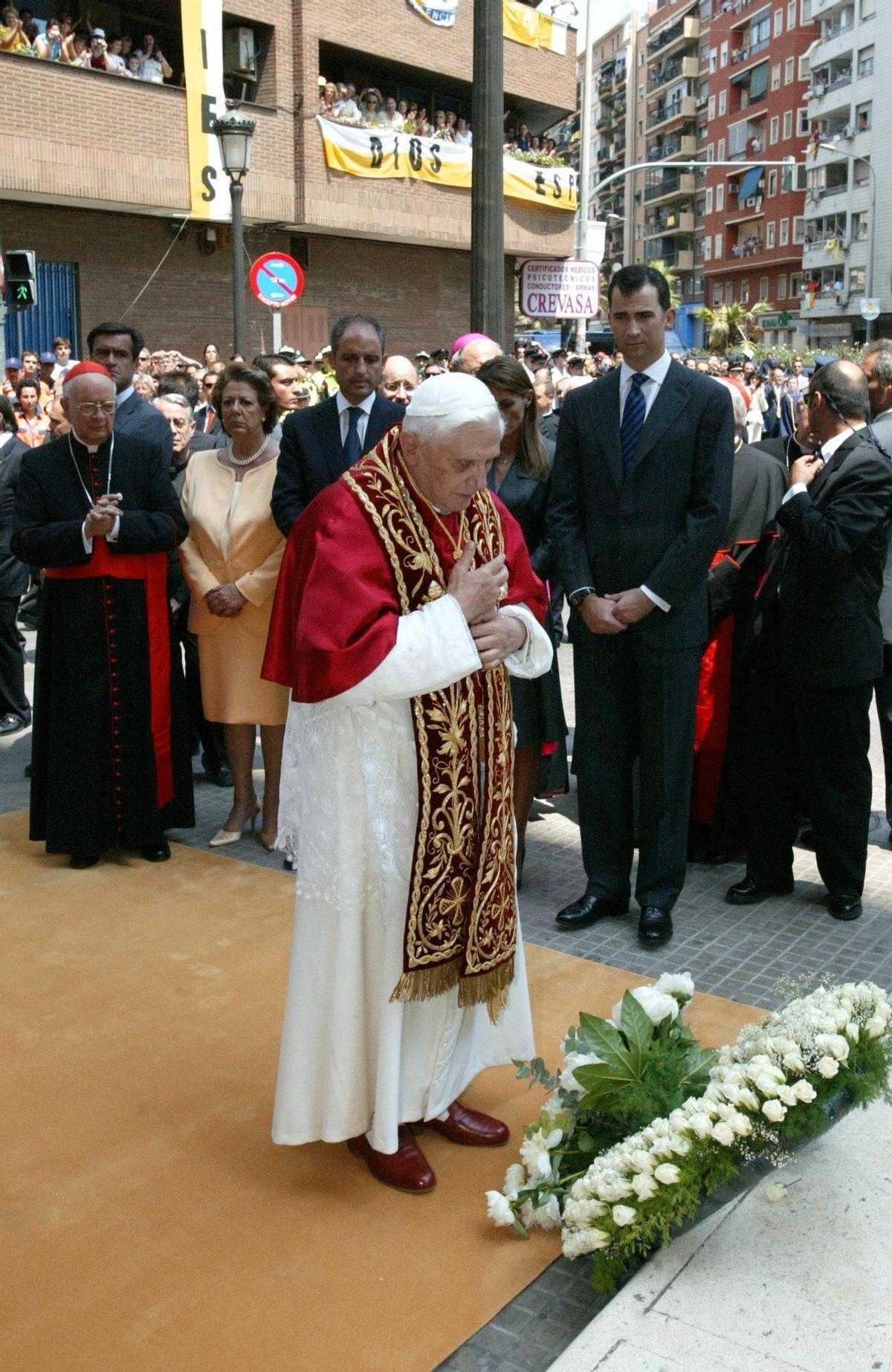 Benedicto XVI depositó una corona de laural en la boca de metro de Jesús