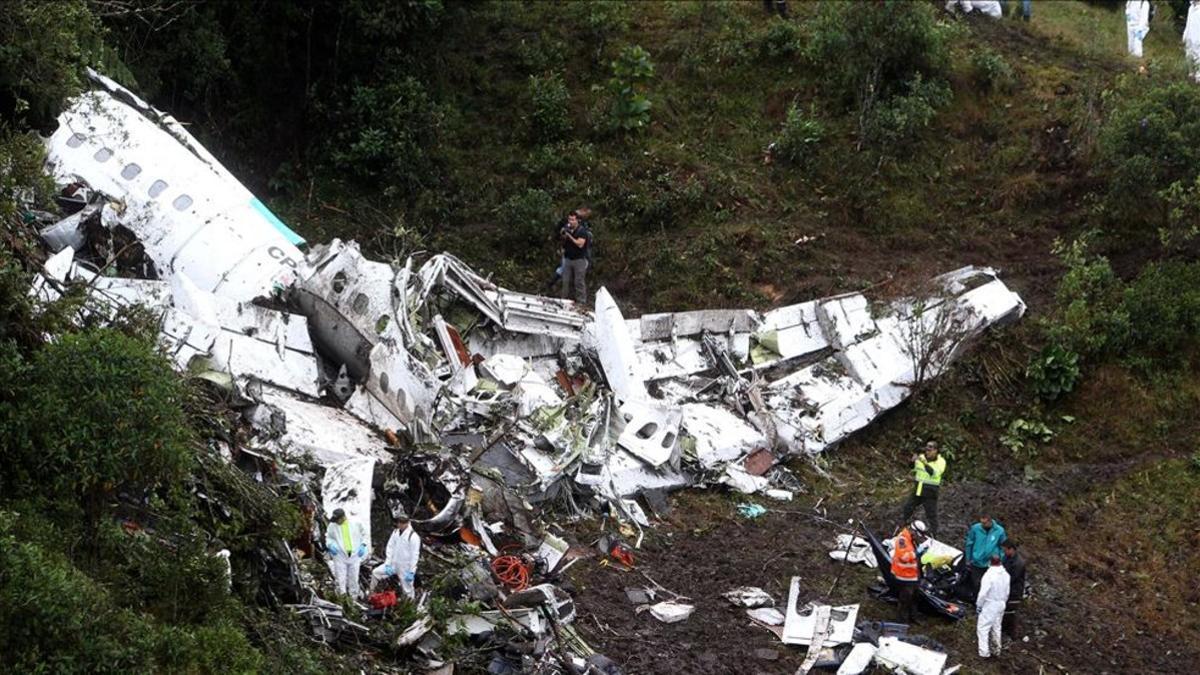 Restos del avión que se estrelló cerca de Medellín el 28 de noviembre y en el que viajaba el Chapecoense