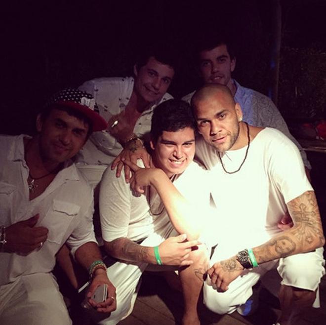 Dani Alves, junto a sus amigos, en Brasil